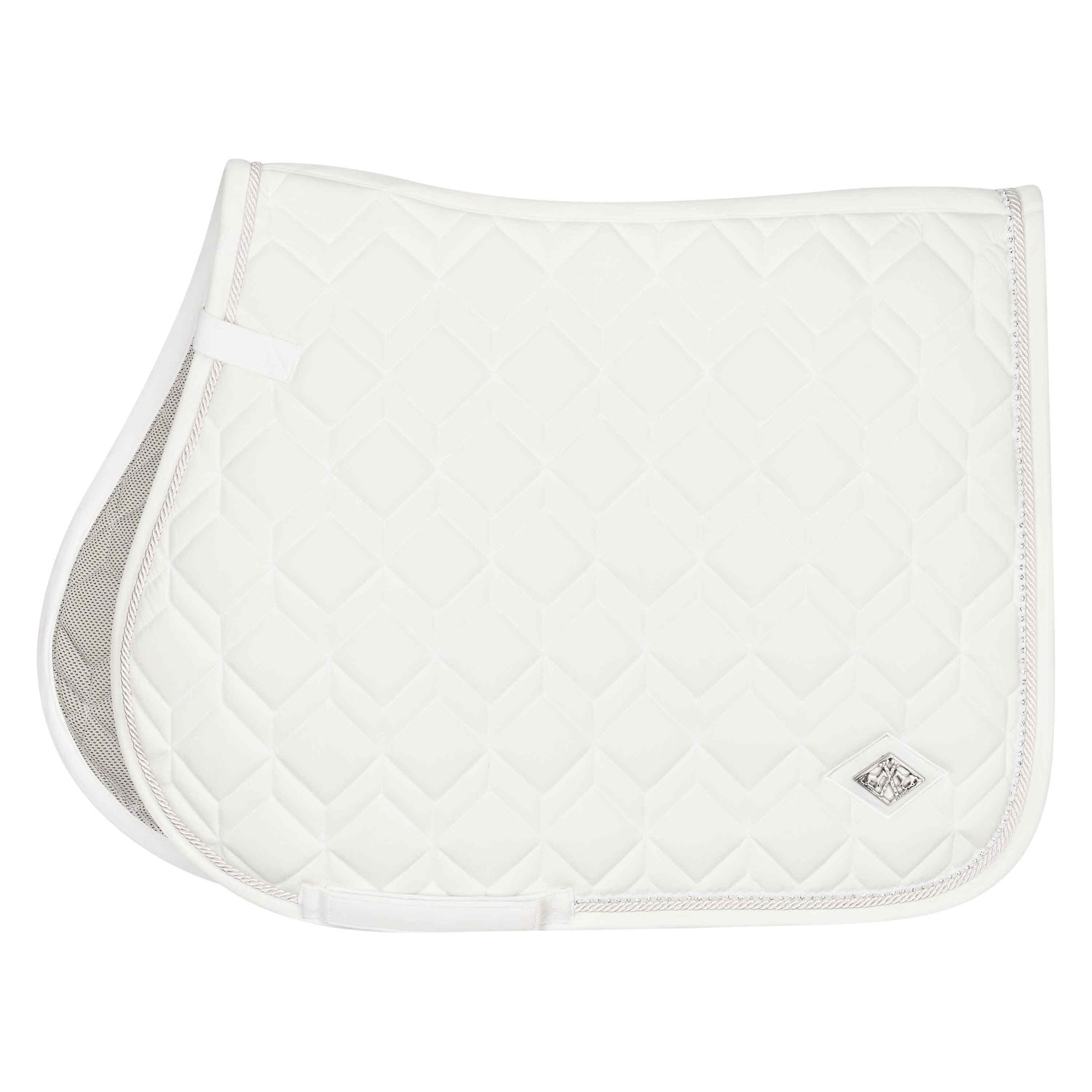 Die HV Polo Schabracke HVPClassic GP Springen white ist eine weiße Turnierschabracke mit einer modernen Steppung in Rautenform. Die Schabracke wird von einer gedrehten Kordel vollständig konturiert, während die innenliegende Glitzer-Kettelung den hinteren Teil der Schabracke zum glitzern bringt.Die Kristallsteine in der Kettelung glitzern elegant. Das silberne Metall-Logo von HV Polo ist auf der linken Seite der Springschabracke in Form einer Raute aufgebracht. Gurt- und Frontschlaufen mit Klett.