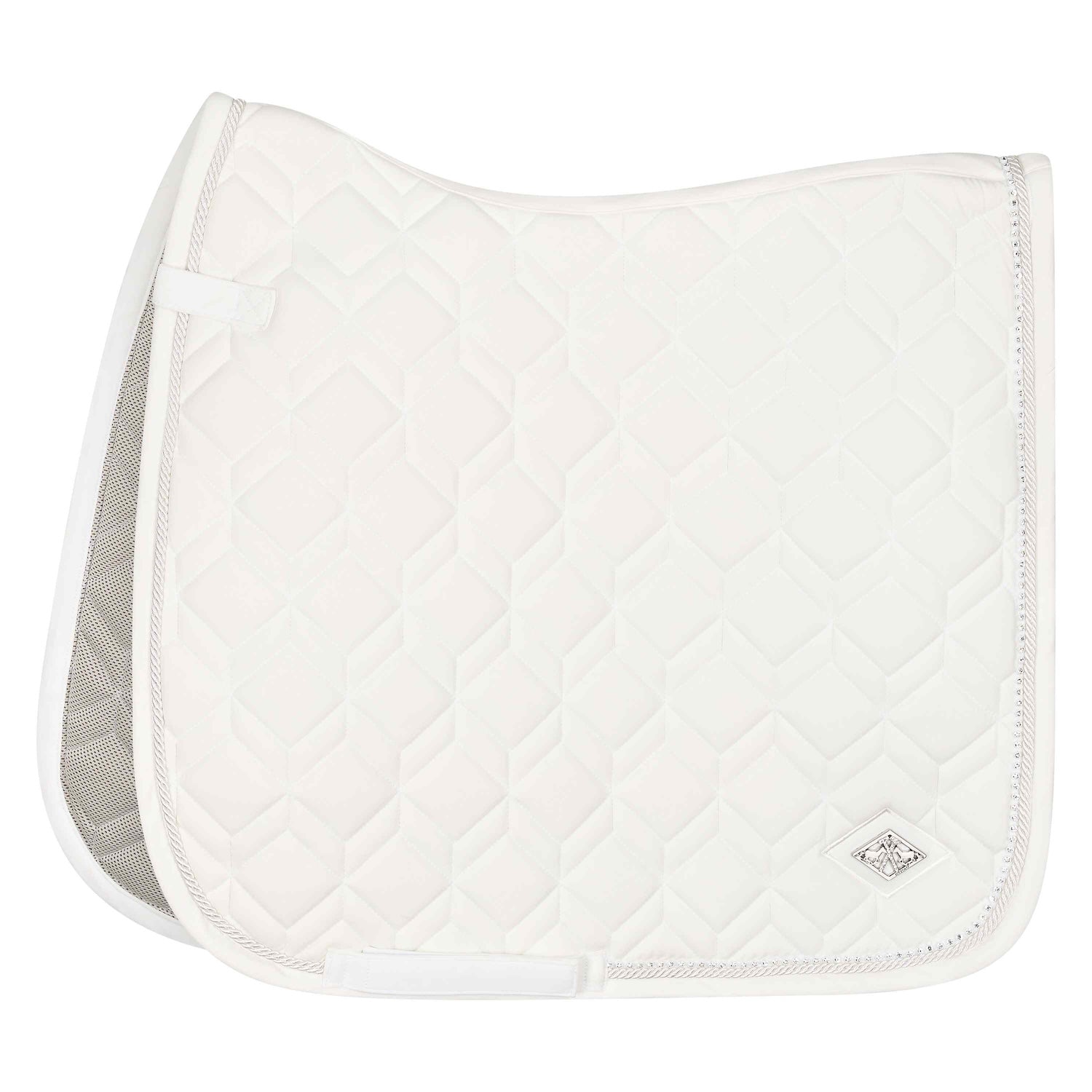 Die HV Polo Schabracke HVPClassic Dressur white ist eine weiße Turnierschabracke mit einer modernen Steppung in Rautenform. Die Schabracke wird von einer gedrehten Kordel vollständig konturiert, während die innenliegende Glitzer-Kettelung den hinteren Teil der Schabracke zum glitzern bringt.Die Kristallsteine in der Kettelung glitzern elegant. Das silberne Metall-Logo von HV Polo ist auf der linken Seite der Schabracke in Form einer Raute aufgebracht. Gurt- und Frontschlaufen haben Klettverschlüsse.