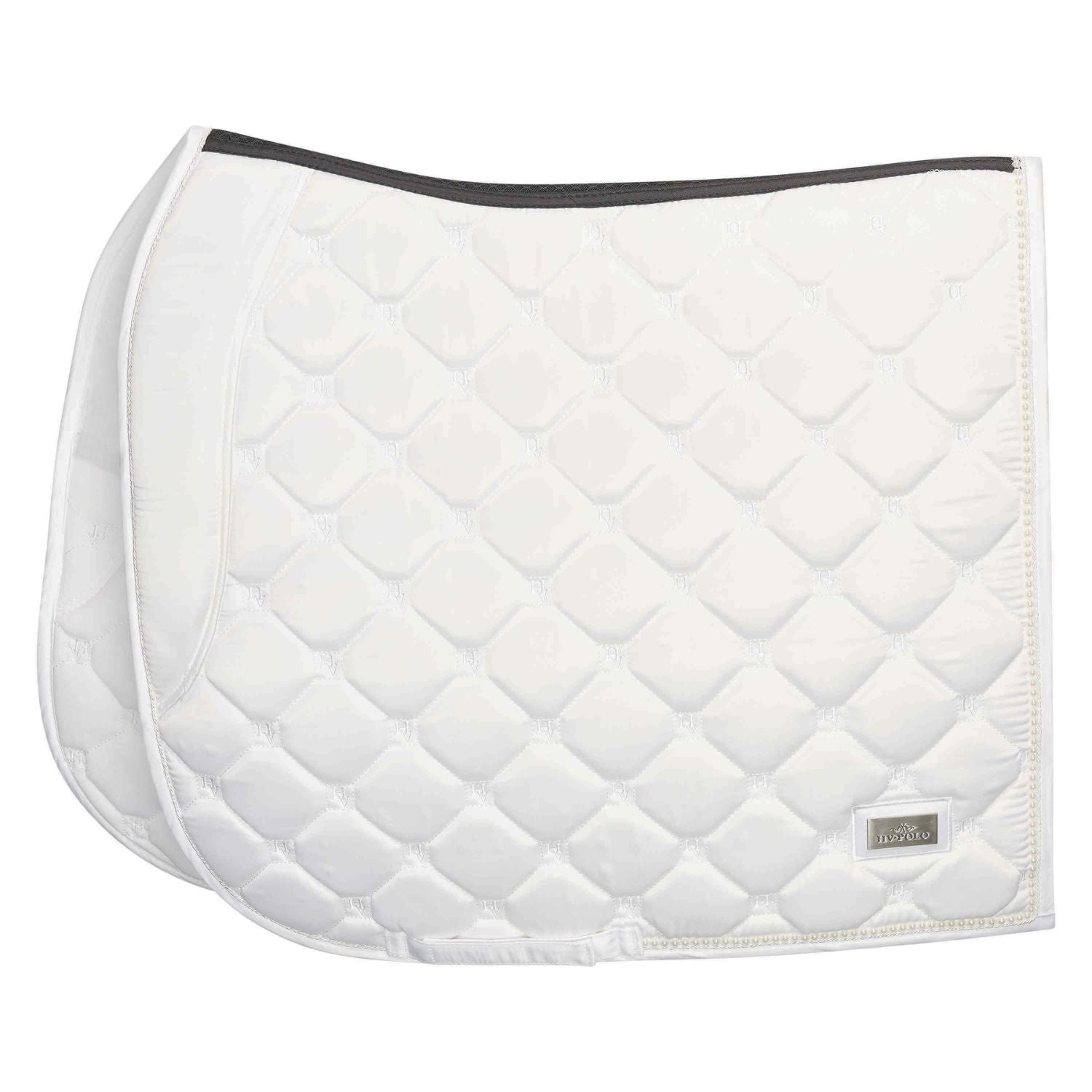 Die weiße Turnierschabracke HVPMarlie von HV Polo ist in einer großen Steppung mit einem besonderen HV Polo Logostick ausgeführt. Die weiße glänzende Oberfläche wirkt harmonisch zu der feinen weißen Kordel und der weißen eleganten Perlen-Kettelung im hinteren Bereich der Schabracke. Schabracke mit Polster im Bereich von Widerrist und Schulter. Anatomische Schnittführung.