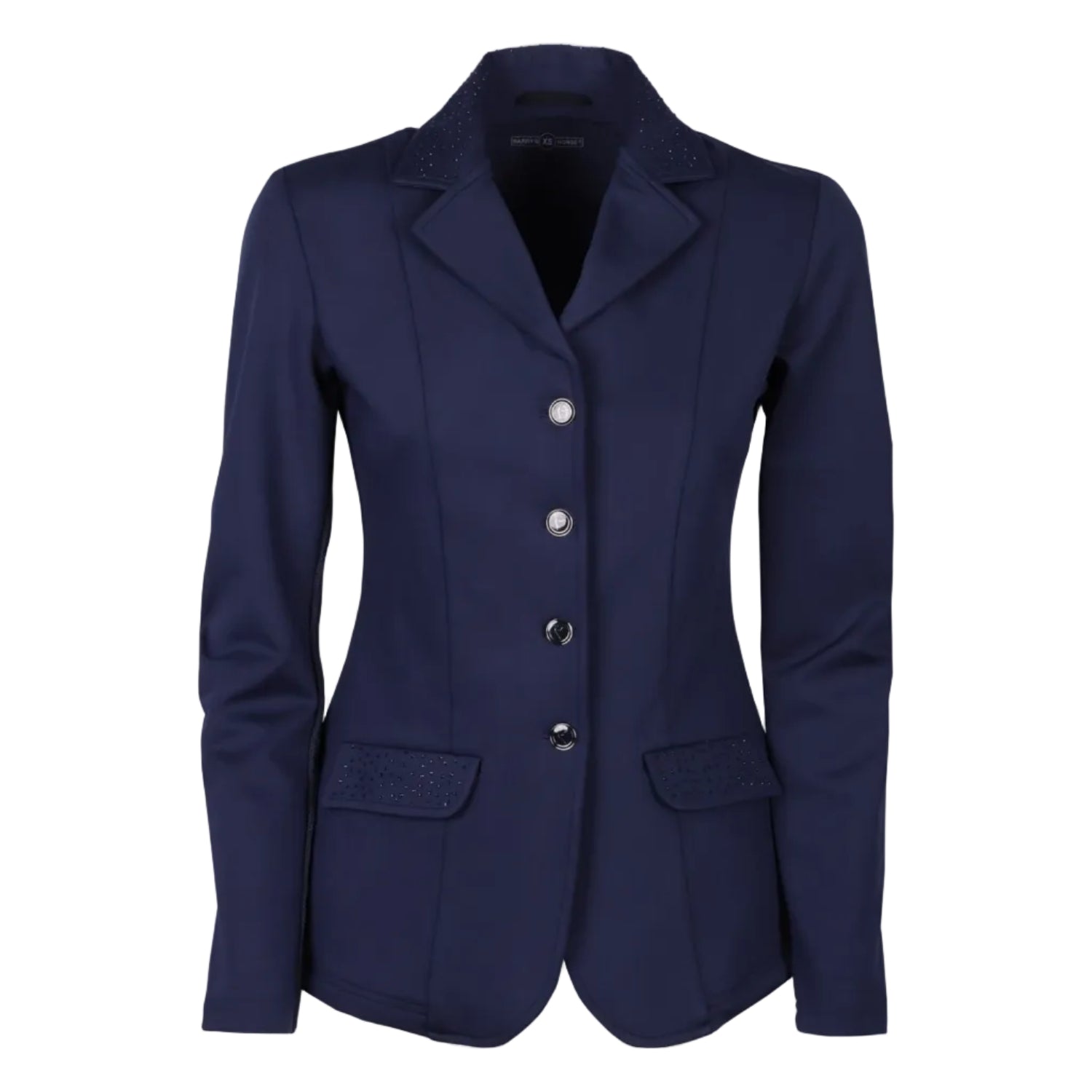 Vorderansicht des Harry’s Horse Turnierjackets Crystal in Navy, das eine taillierte, körpernahe Schnittform zeigt. Die Jacke verfügt über vier runde Frontknöpfe mit innenliegendem Reißverschluss und edle, gleichfarbige Glitzerapplikationen am Kragen und an den seitlichen Klappentaschen, die den klassischen Stil mit modernem Design verbinden. Ideal für Damen bzw. Turnierreiterinnen und Turnieroutfits.