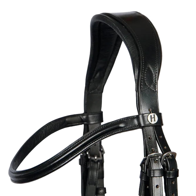 Weich gepolstertes anatomisches Genickstück der Harry’s Horse Trense Release, das empfindliche Nerven schont und ein freies natürliches Ohrenspiel ermöglicht. Das Elegant geschwungenes Lederstirnband der Harry’s Horse Trense Release in Schwarz, das den anatomischen Aufbau ergänzt und für einen stilvollen Auftritt sorgt. Das H auf der linken Seite des Stirnbandes steht für Harry’s Horse als Logo.