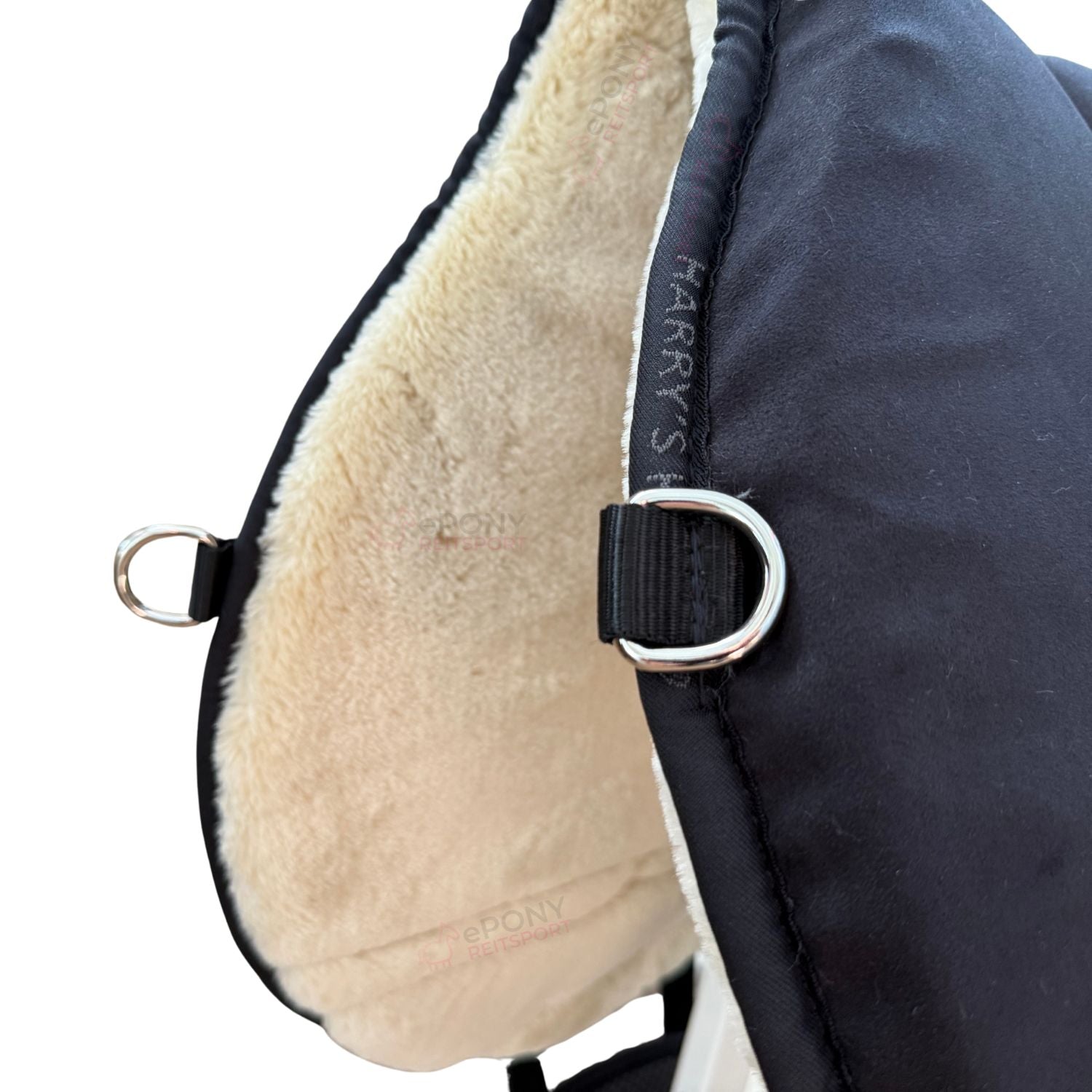 D-Ringe am vorderen Bareback Pad Bereich können zum Festbinden von Taschen genutzt werden. Die schwarze Oberseite und die helle beige Unterseite des Reitkissens von Harrys Horse sind kontrastfarbig.