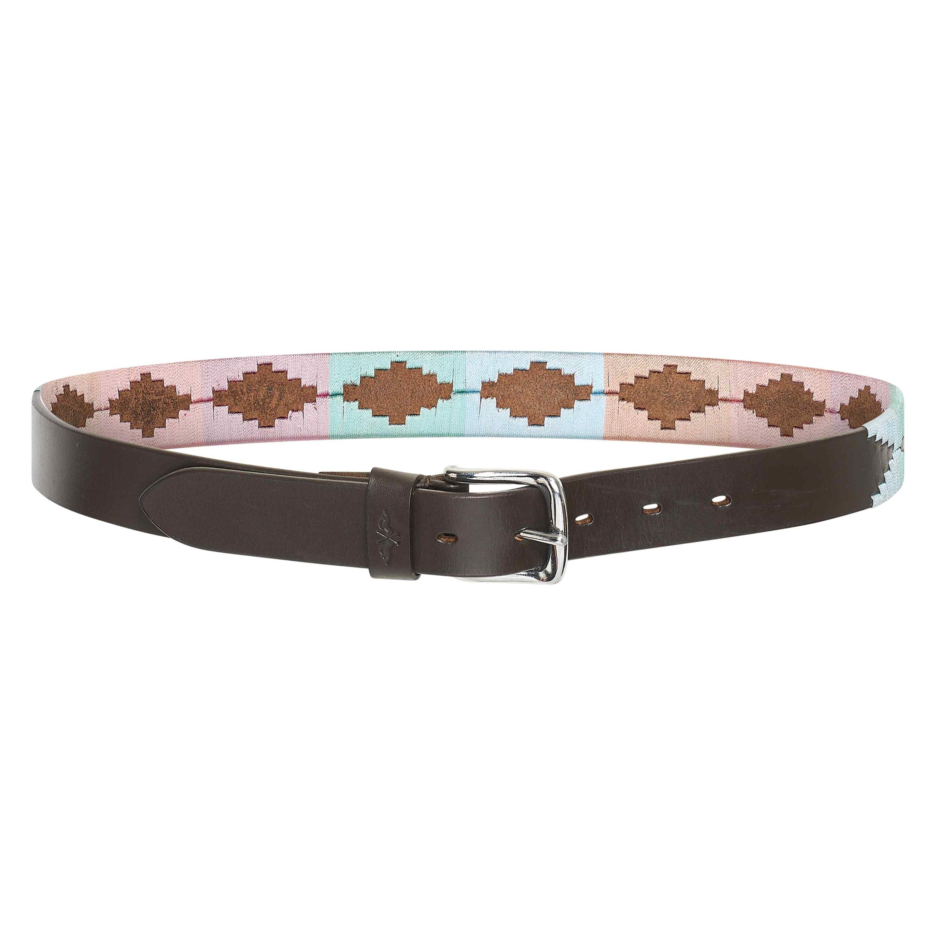 Der Ledergürtel HVPChaya in der Farbe Blush von HV Polo ist ein Pologürtel mit einem argentinischen Pampa-Rautenmuster mit Zacken die pyramidenförmig sind. Die Farbe Blush besteht aus wechselnden Pastelltönen in rosa, hellblau, türkise und hellorange. Die silberne Dornschnalle wirkt dezent und elegant. Die zarten Pastelltöne wirken harmonisch zu den braunen Rauten und dem braunen Leder. Der Gürtel wirkt modisch, aber dennoch dezent. Kann mit vielen Farben kombiniert werden als Accessoire.