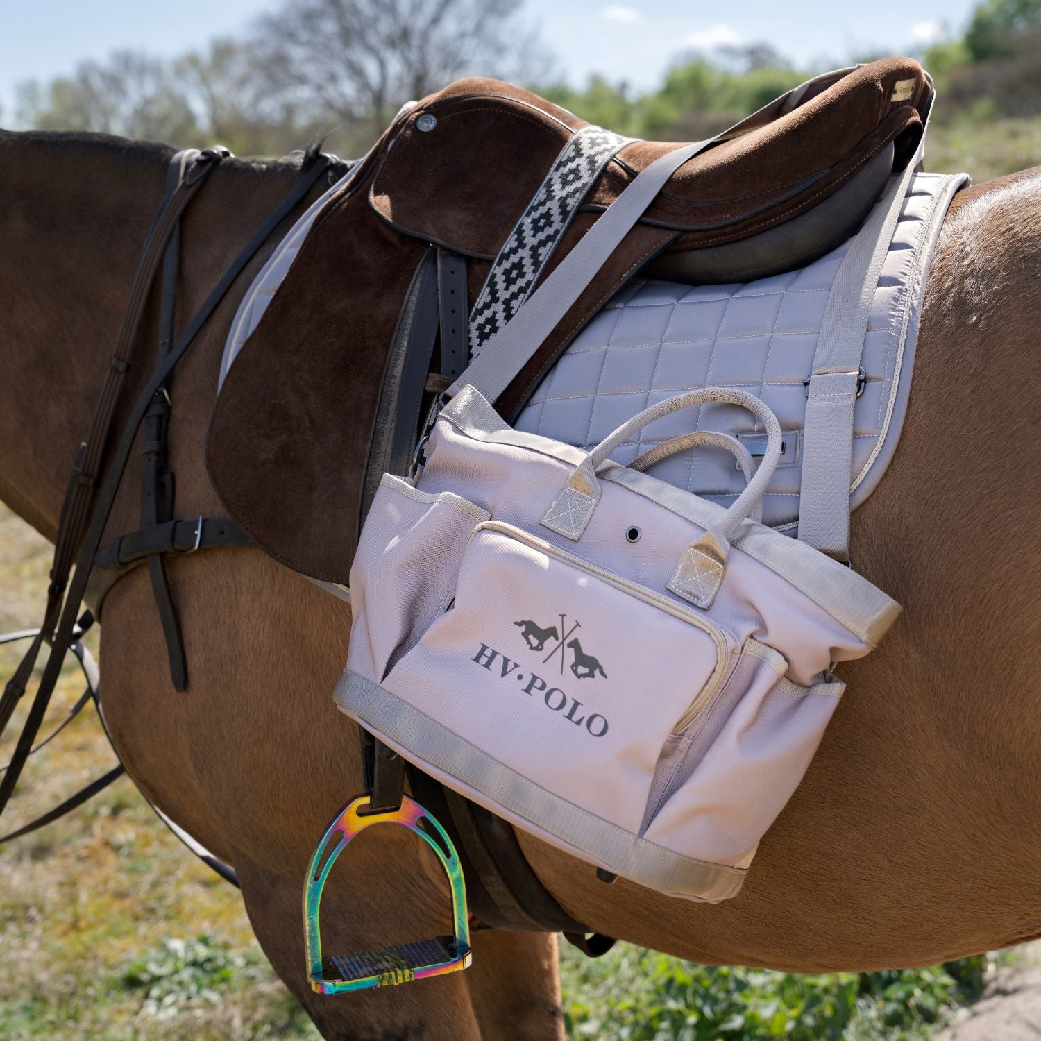 Die HV Polo Putztasche HVPJonna in der Farbe pebble, einem hellen Beigeton, kann mit dem Schultergurt oder den Handgriffen überall mitgenommen und aufgehängt werden. Sogar am Sattel bei Ausflügen oder Ausritten mit dem Pferd. Der Schultergurt kann auf die richtige Länge eingestellt werden. Die Putztasche passt perfekt zur HV Polo Schabracke HVPDewi in der Farbe pebble.