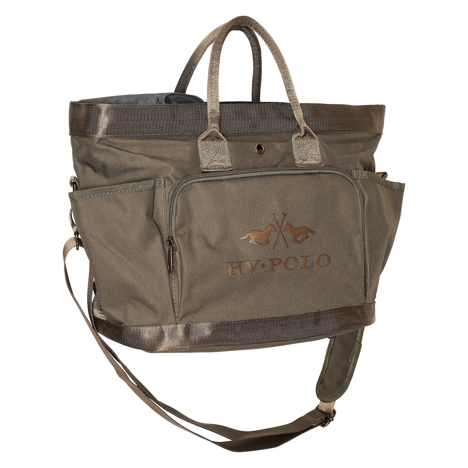 Die HVPJonna Putztasche von HV Polo in der Farbe stone ist ein edler brauner Farbton, der durch die unterschiedlichen Oberflächen der glänzenden Einfassung an der Ober- und Unterseite besonders elegant wirkt. Der großzügige, kupferfarbene HV Polo Logo-Print auf der Fronttasche rundet das Gesamtbild ab.
Die kleineren, seitlichen Taschen und die große mittige Fronttasche sind durch ihre Reißverschlüsse schnell verfügbar. Mit Handriffen zum Tragen in der Hand und Schultergurt zum Tragen über der Schulter.