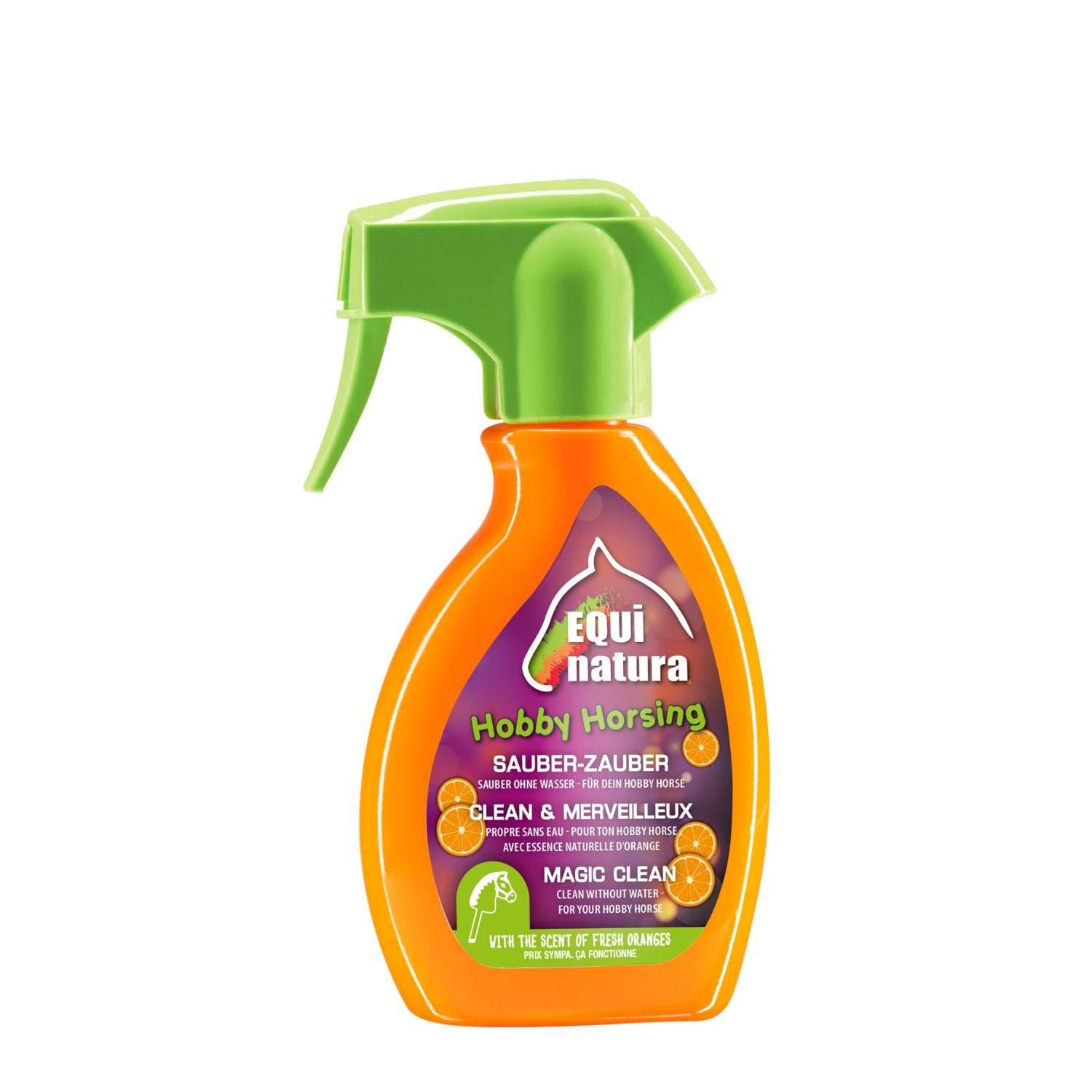 Equinatura Hobby Horsing Sauber-Zauber Mizellenreiniger für Hobby Horses – sanfte Reinigung ohne Wasser. Die Flasche des Hobby Horse Reinigers ist Orange, mit grünem Sprühkopf und violetten Produktetikett.