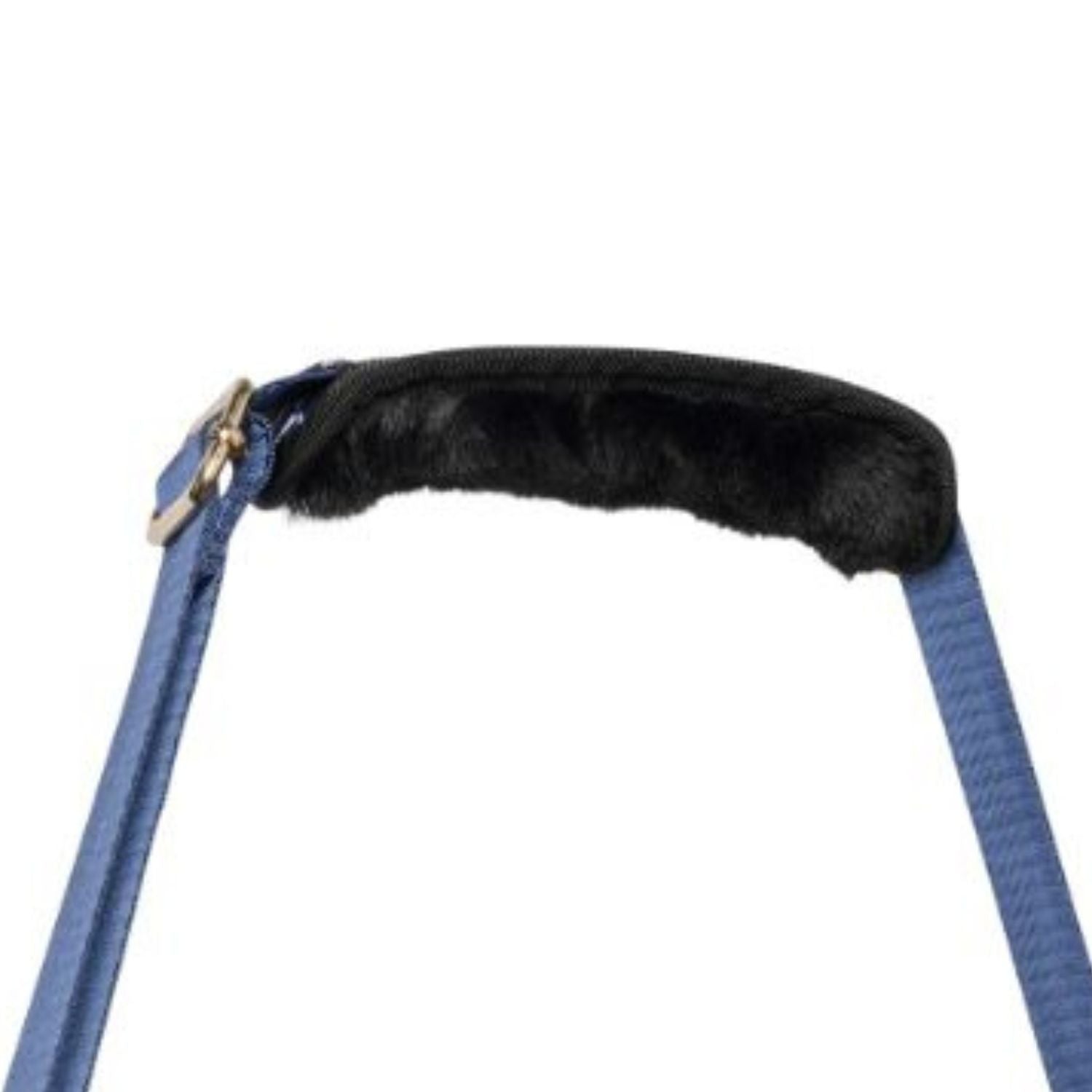 Das flauschig, weiche Fellpolster am Umhängegurt der HV Polo Putztasche HVPCecile Bit in navy ermöglicht ein komfortables Tragen über der Schulter. Der blaue Schultergurt ist individuell in der Länge verstellbar. Ein Muss für alle Reiter*Innen, die funktionales Reitsportzubehör lieben.