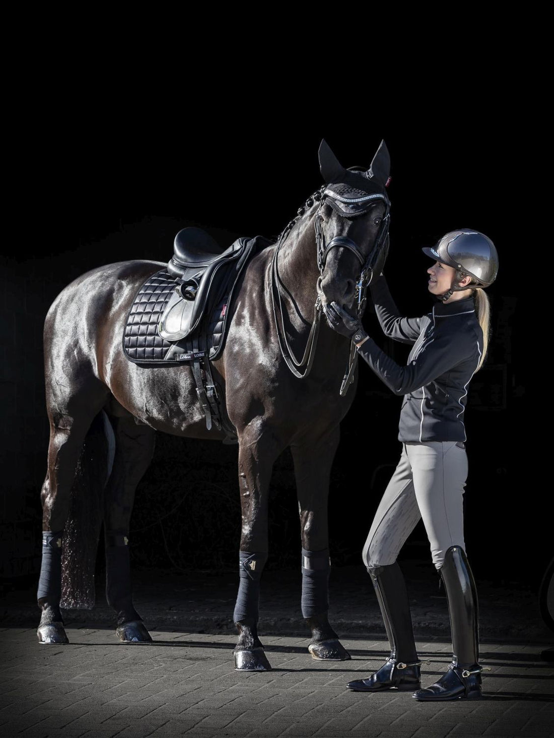 Pferdebein mit LeMieux Loire Polo Bandagen Schwarz, edle Fleece Bandagen mit Satin-Akzenten und LeMieux Logo, optimaler Schutz und stilvolle Ergänzung zur Loire Kollektion.