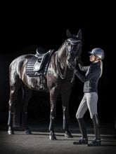 Pferdebein mit LeMieux Loire Polo Bandagen Schwarz, edle Fleece Bandagen mit Satin-Akzenten und LeMieux Logo, optimaler Schutz und stilvolle Ergänzung zur Loire Kollektion.