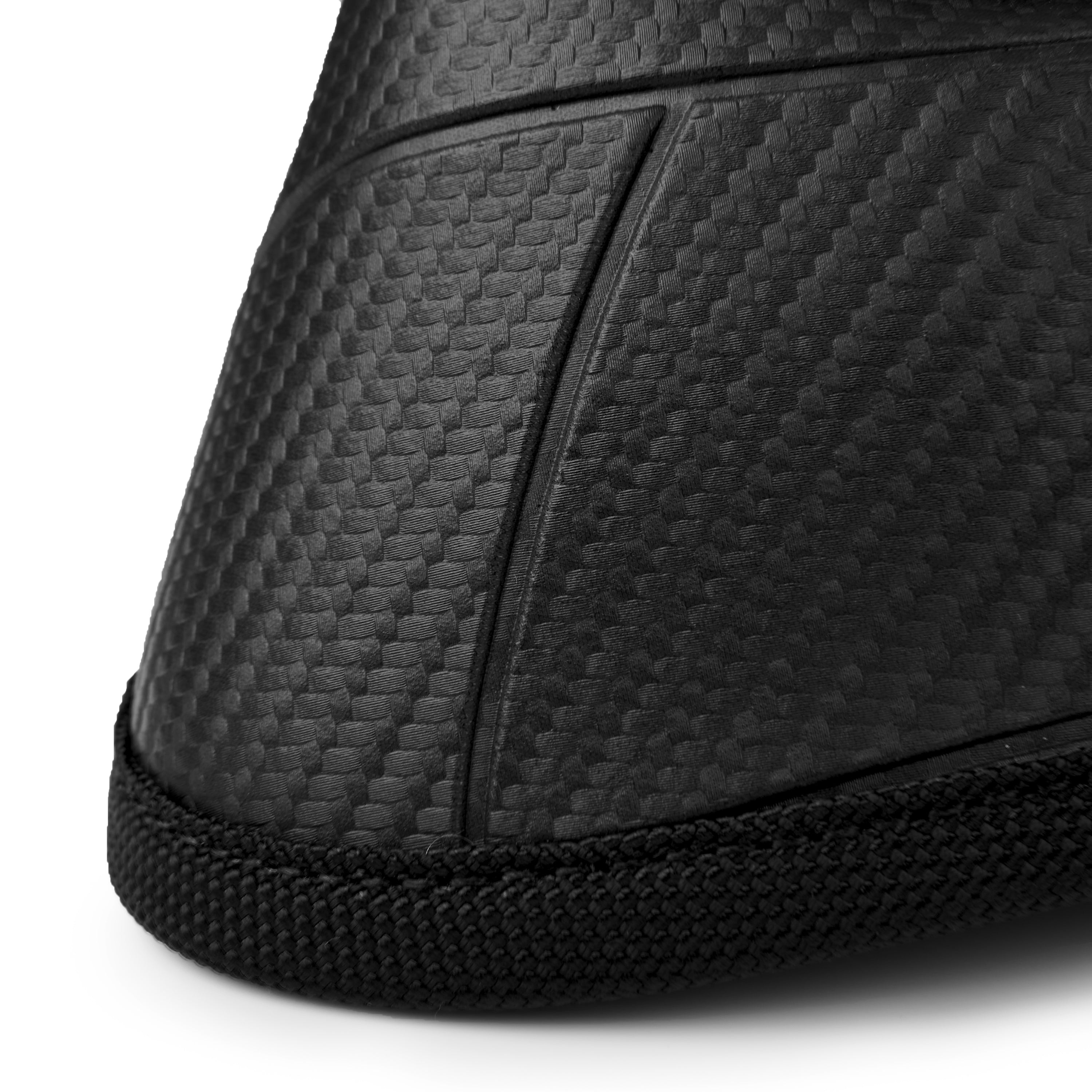 Detailaufnahme der geriffelten, schlagfesten Carbondesign-Oberfläche der LeMieux Carbonite Springglocken zum zuverlässigen Schutz vor Ballentritten beim Übertreten z. B. beim Training, im Parcours, beim Springen oder bei einem Ausritt.