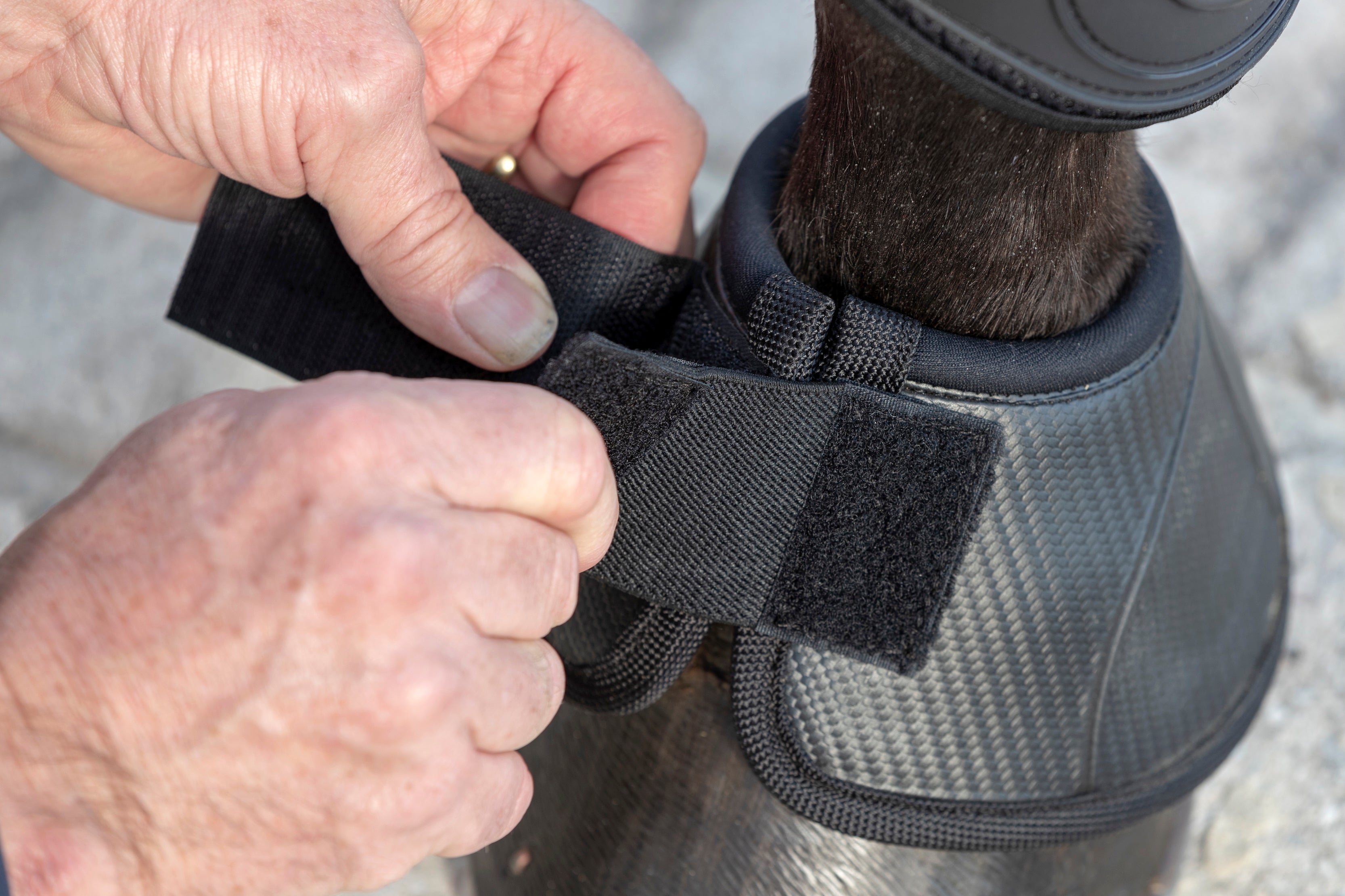 Patentierter Double-Lock-Klettverschluss der LeMieux Carbonite Springglocken Schwarz mit beidseitiger Klettlasche für besonders sicheren Sitz auch bei intensiver Belastung.