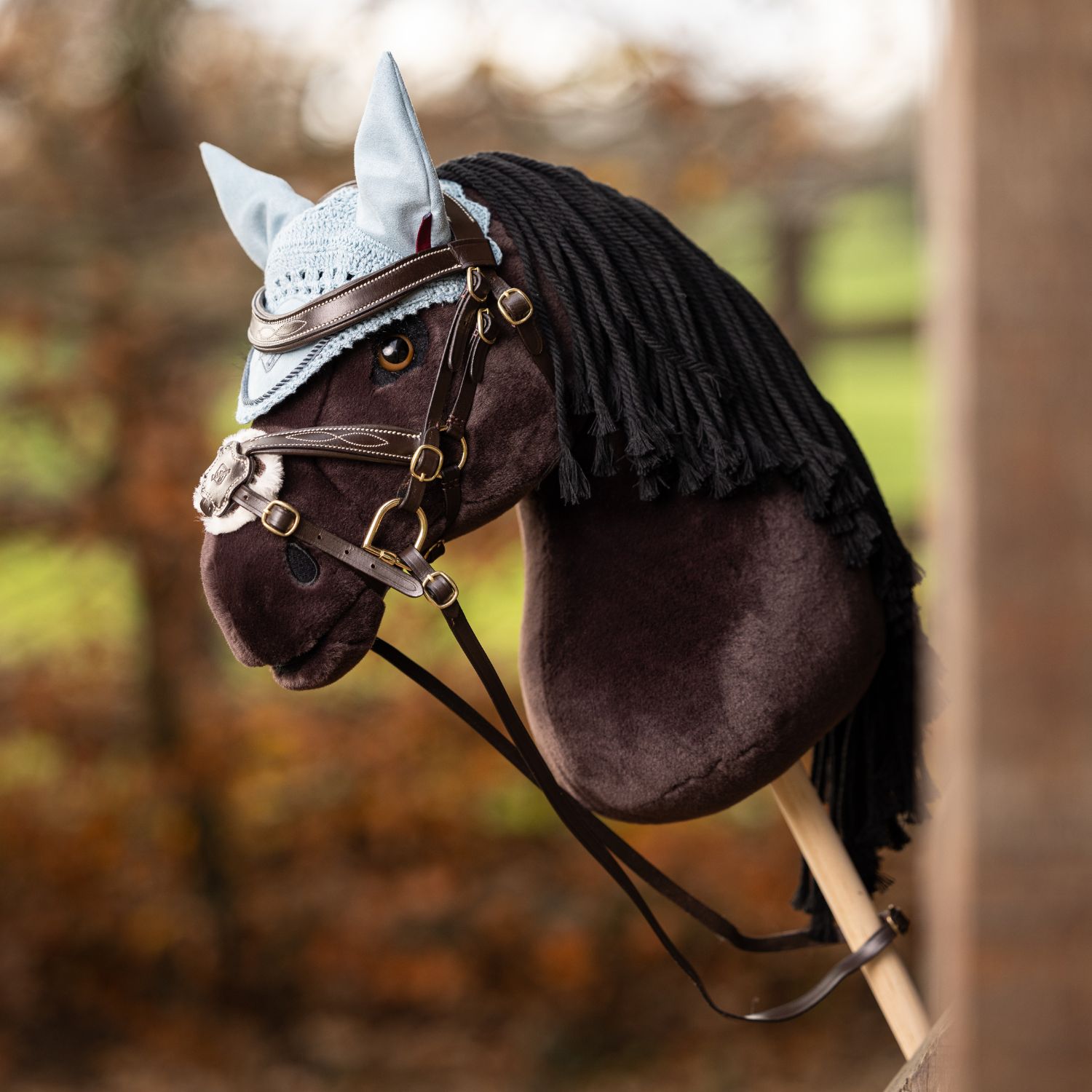 LeMieux Hobby Horse Freya mit Hobby Horse Trense Grackle und Fliegenmütze. Die korrekte Verschnallung der Hobby Horse Trense rundet das Gesamtbild perfekt ab. Die hellen Ziernähte veredeln die Hobby Horse Trense.