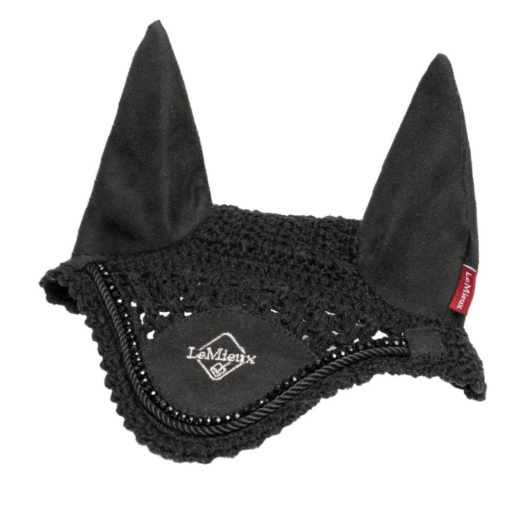 Detaillierte Nahaufnahme der schwarzen LeMieux Hobby Horse Fliegenmütze Black mit funkelnden Kristallsteinen, handgehäkelt aus Baumwolle und Seide.