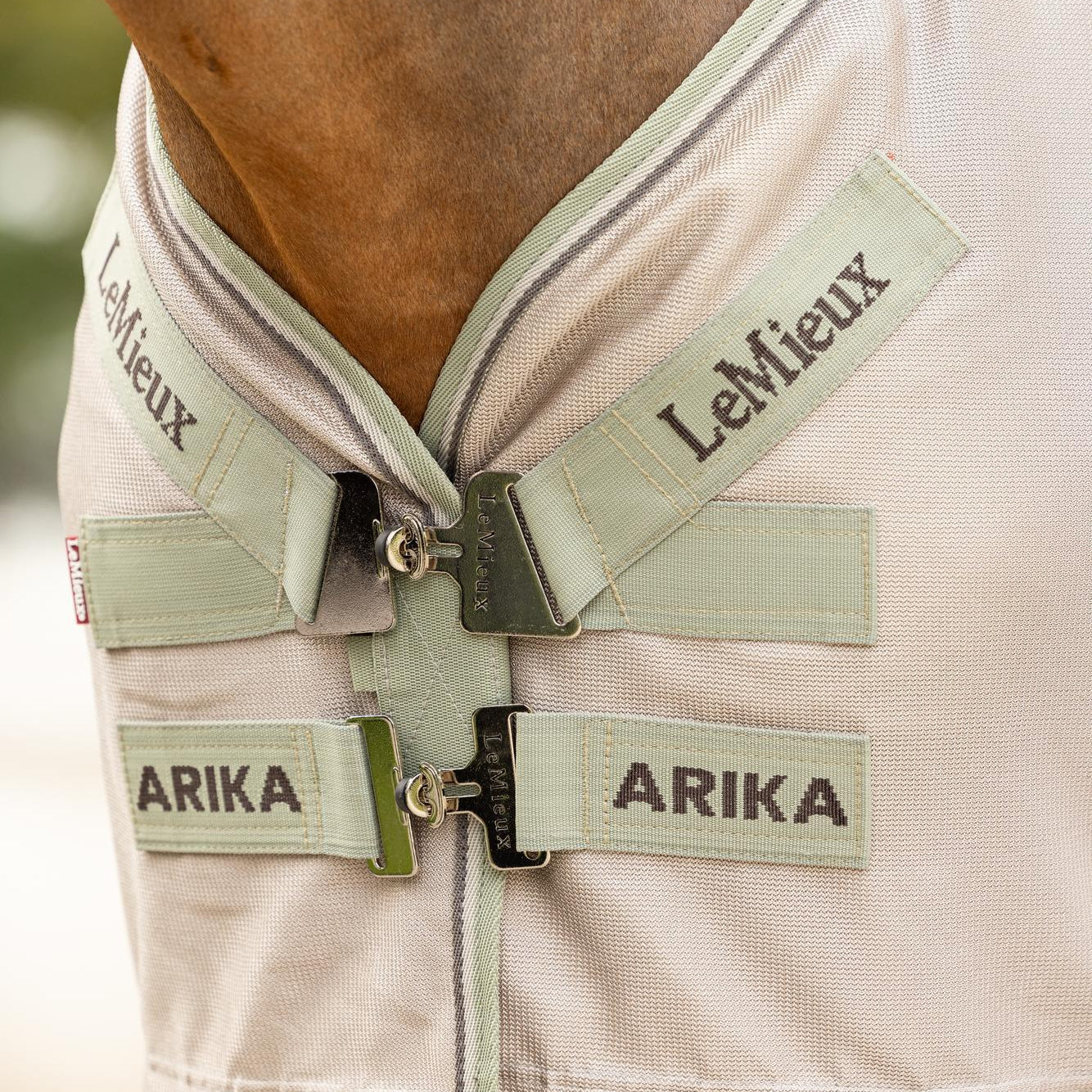 Der innovative T-Verschluss der LeMieux Arika Armour-Tek Fliegendecke in Stone ist um 45 Grad abgewinkelt, um Druckkräfte an der Pferdeschulter gleichmäßig zu verteilen und Scheuerstellen effektiv zu verhindern.