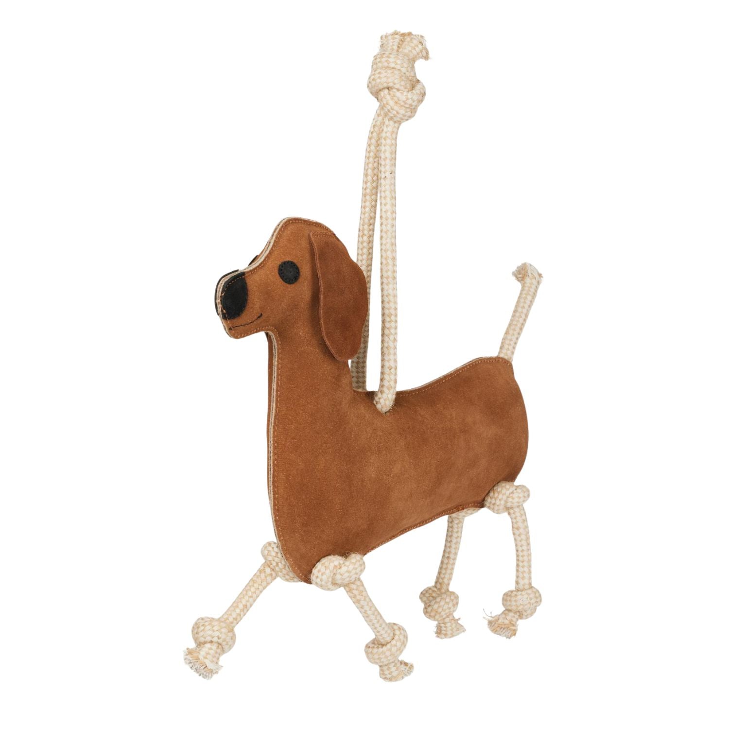 Frontalansicht LeMieux Pferdespielzeug Dackel – langlebiges Wildleder Pferdespielzeug mit Baumwollseilen, natürlich & nachhaltig für Pferde. Der kleine, braune Dachshund aus der LeMieux Core Kollektion kann an der Box, am Gatter eines Paddocks oder auch am Putzplatz zur Beschäftigung deines Pferdes aufgehängt werden. Das helle Seil an der Oberseite des Dackels ermöglicht dies. Süße Dackel-Schlappohren, werden bei Bewegung mitbewegt. Die Seilbeine des Dackels hängen herunter und haben am Ende einen Knoten.