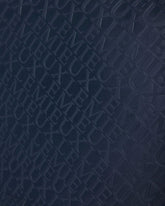 Nahaufnahme des dezenten LeMieux Allover Prints auf der Stiefeltasche Luxe Navy – feine Markenprägung in edlem Design.