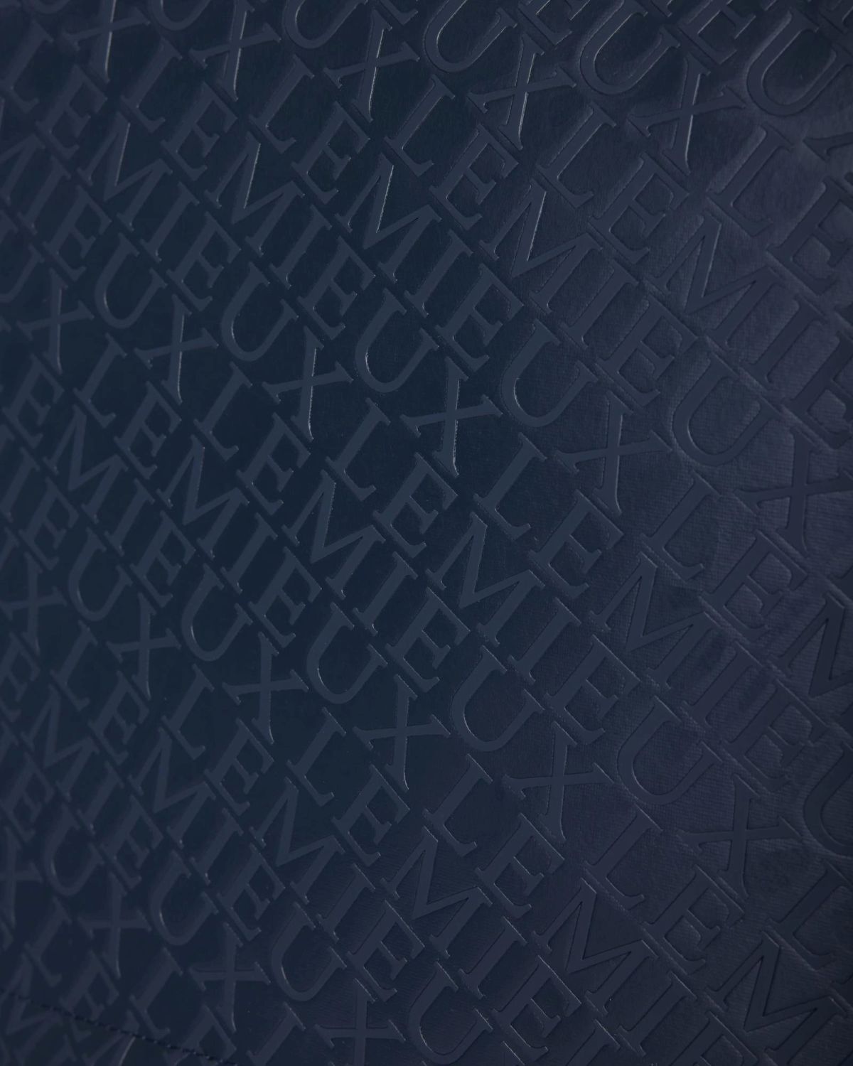 Nahaufnahme des dezenten LeMieux Allover Prints auf der Stiefeltasche Luxe Navy – feine Markenprägung in edlem Design.