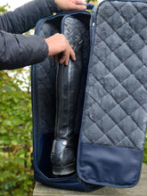 LeMieux Stiefeltasche Luxe Navy mit einem Reitstiefel im gepolsterten Innenfach – Reiterin zeigt die Trennwand und das weiche Kunstfell zum Schutz der Stiefel.