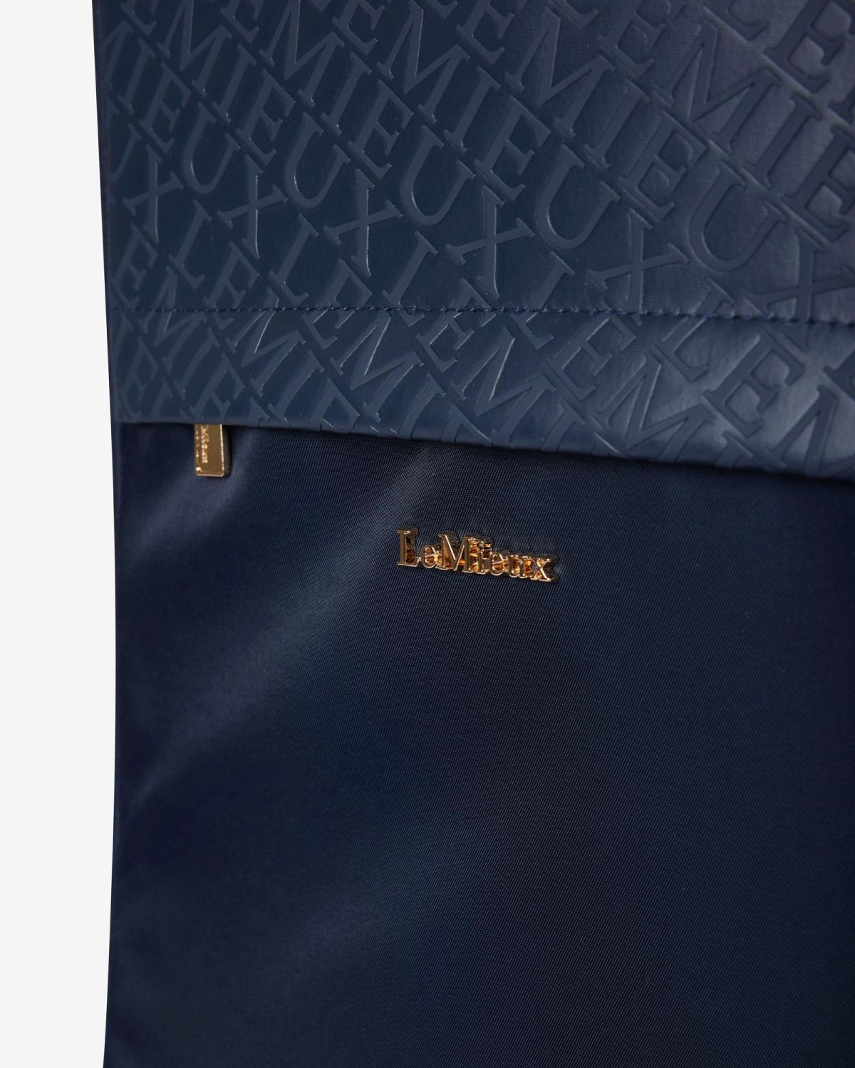 Detailaufnahme der kleinen Fronttasche der LeMieux Stiefeltasche Luxe Navy – ideal für Sporen, Lederpflege oder Zubehör.