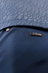 Detailaufnahme der kleinen Fronttasche der LeMieux Stiefeltasche Luxe Navy – ideal für Sporen, Lederpflege oder Zubehör. Goldener Zipper des Reißverschluss zu sehe.
