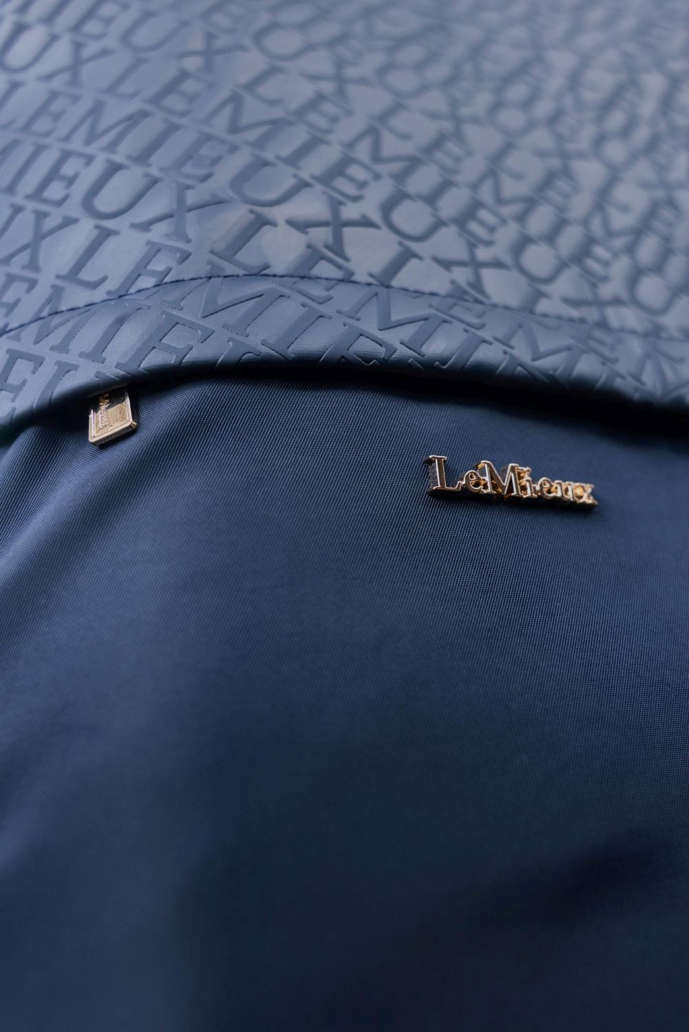 Detailaufnahme der kleinen Fronttasche der LeMieux Stiefeltasche Luxe Navy – ideal für Sporen, Lederpflege oder Zubehör. Goldener Zipper des Reißverschluss zu sehe.