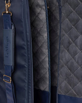 Innenansicht der LeMieux Stiefeltasche Luxe Navy mit weichem grauem Kunstfell und Trennwand zum Schutz der Reitstiefel.