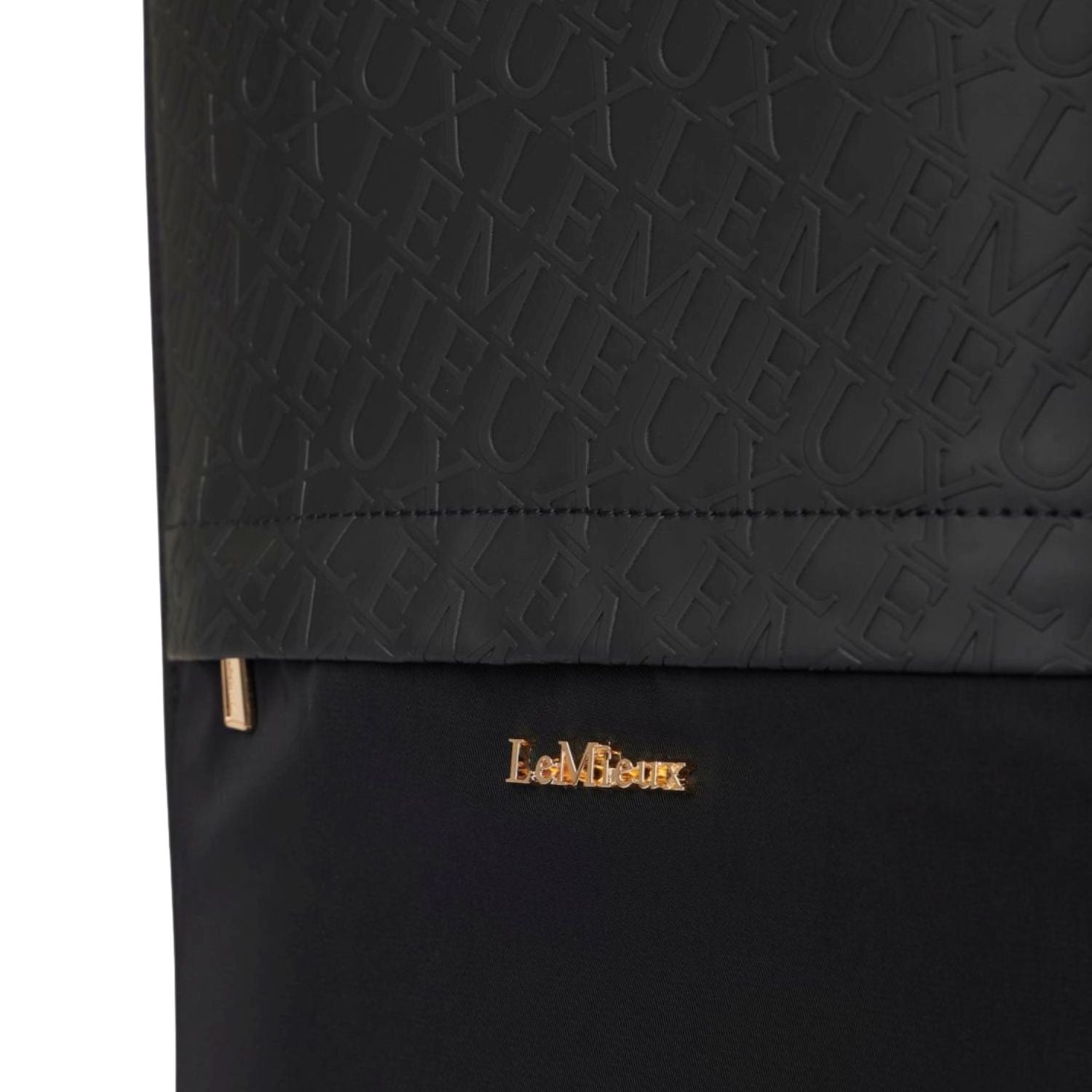Detailansicht der LeMieux Luxe Stiefeltasche mit goldenen Metallapplikationen, LeMieux Logo und Fronttasche für Sporen & Zubehör.