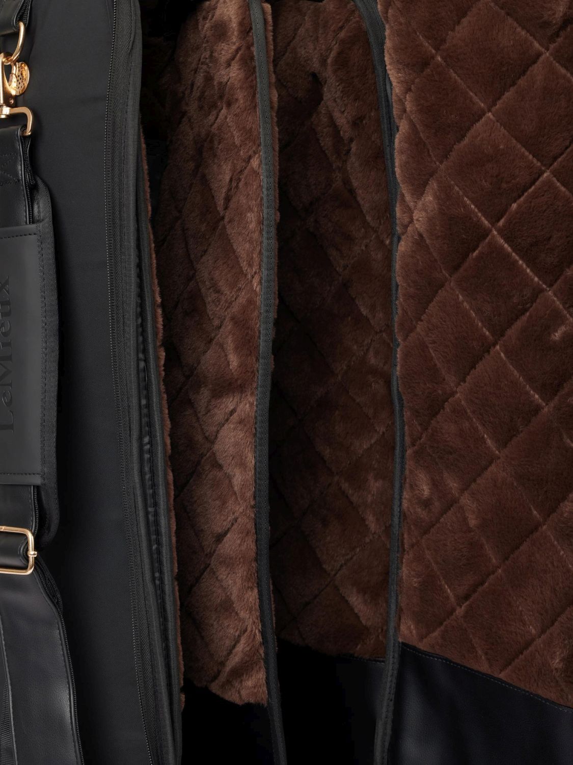 Innenansicht der LeMieux Luxe Stiefeltasche mit braunem, gestepptem Kunstfell, schwarzem Kunstlederboden und Trennwand – luxuriöse Reitstiefel Tasche innen.