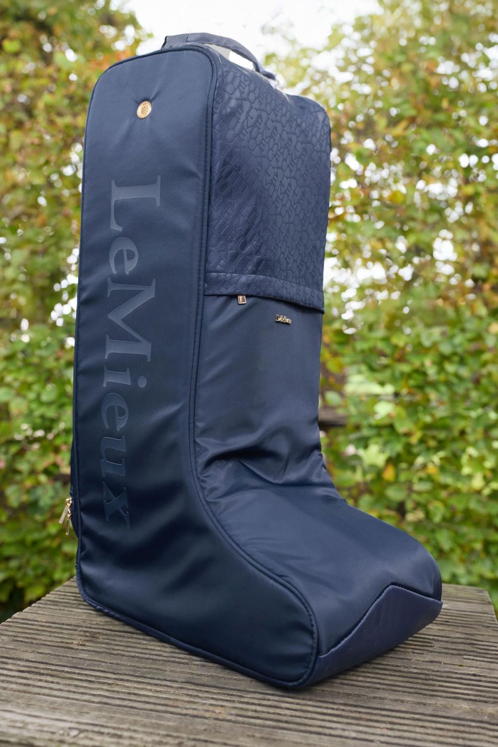 LeMieux Stiefeltasche Luxe Navy steht vor dem Stall – stilvolle Reitstiefel Tasche für Turnier, Training und Reisen.