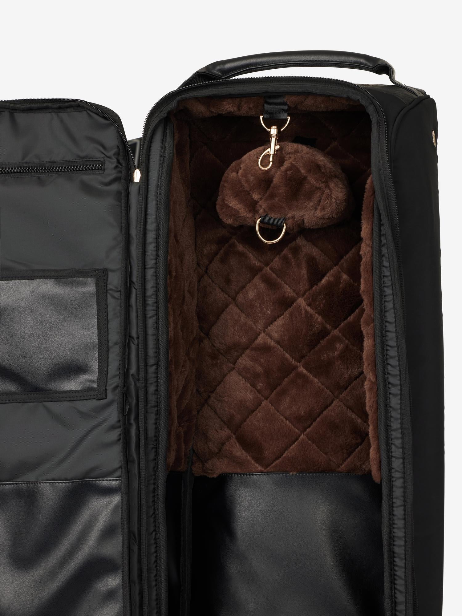 Detail der gebogenen Schon-Auflage in der LeMieux Trensentasche Luxe Schwarz, mit Kunstfell für sicheren Schutz von Trensen und Kandaren, Karabinerhaken verhindert Abrutschen beim Transport, ideal für Turnierreiterinnen und Turnierreiter.