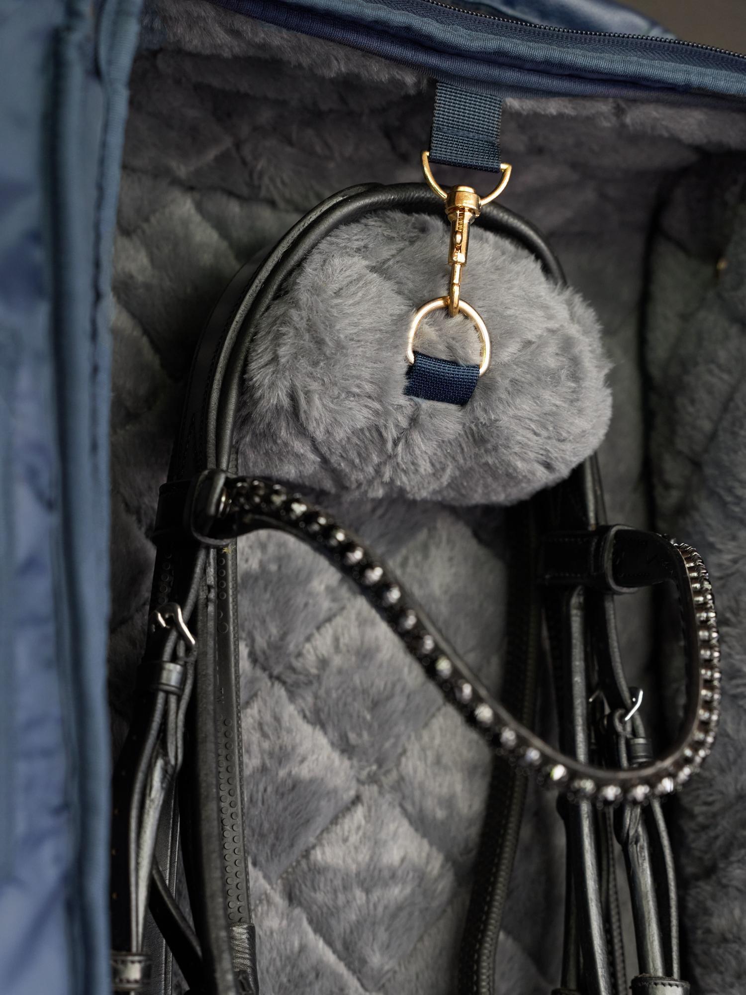 LeMieux Luxe Trensentasche Navy Detail Karabinerbefestigung – auf der gebogene Schon-Auflage hängt die Trense sicher, der Karabinerhaken verhindert Abrutschen beim Transport, Premium Reitsport Ausrüstung für Zaumzeug.