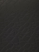 Detailaufnahme der LeMieux Helmtasche Luxe Schwarz mit edlem Allover Print auf der Vorderseite – luxuriöse Reithelm Tasche mit Markenprägung.
