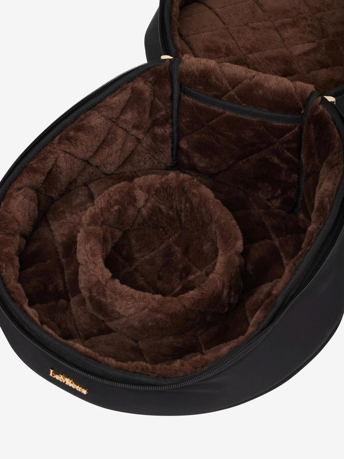 Innenansicht der LeMieux Helmtasche Luxe Schwarz, mit weichem Fellkranz und braunem Kunstfell zum Schutz des Reithelms.