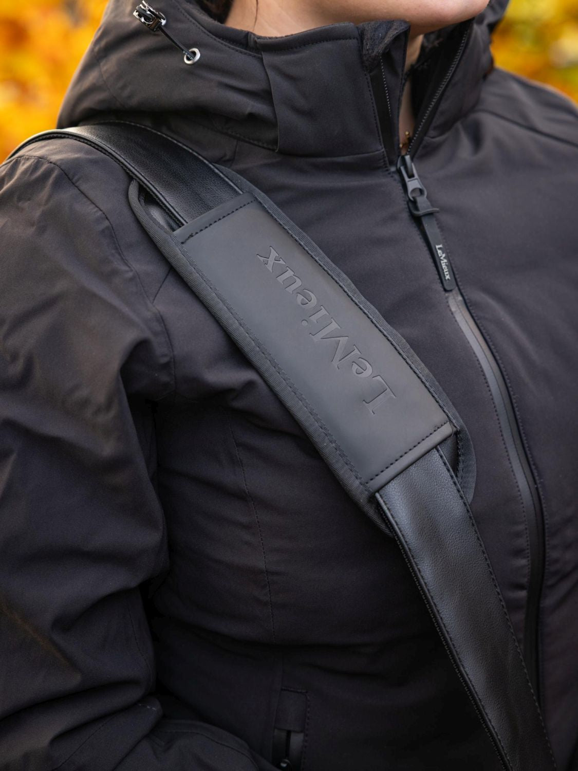 Schwarze LeMieux Helmtasche Luxe mit gepolstertem Schultergurt – komfortabler Transport für Reithelm und Zubehör. Großes LeMieux Logo auf dem Schultergurtpolster.