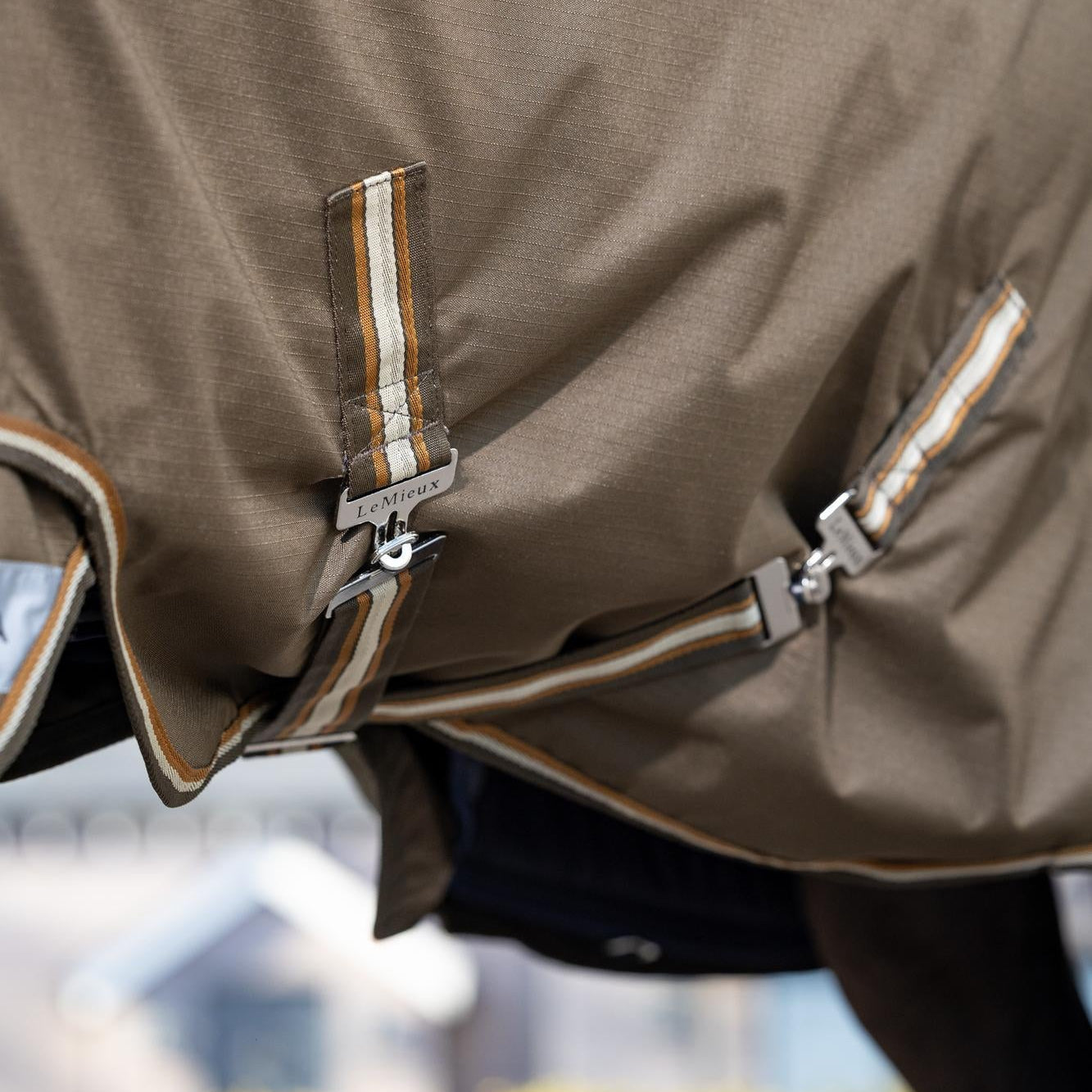 Detailaufnahme der LeMieux Arika Ripstop Pferdedecke – gekreuzte Bauchgurte die eine sicher Lage und Position der LeMieux Decke garantieren. Kein Verrutschen, Schutz vor Regen und Nässe.