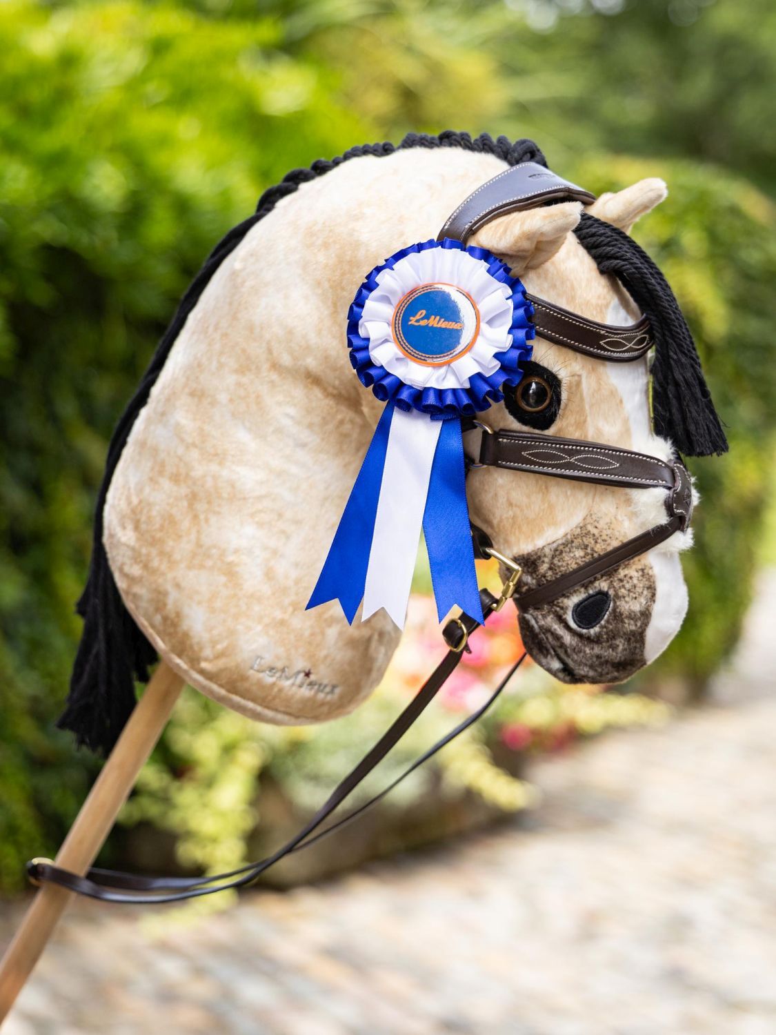 LeMieux Hobby Horse Turnierschleife Blau am Hobby Horse Dream befestigt – Spielspaß und Turniermomente.