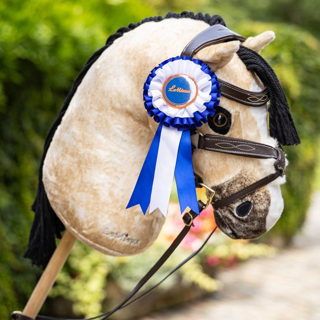 LeMieux Hobby Horse Turnierschleife Blau am Hobby Horse Dream befestigt – Spielspaß und Turniermomente.