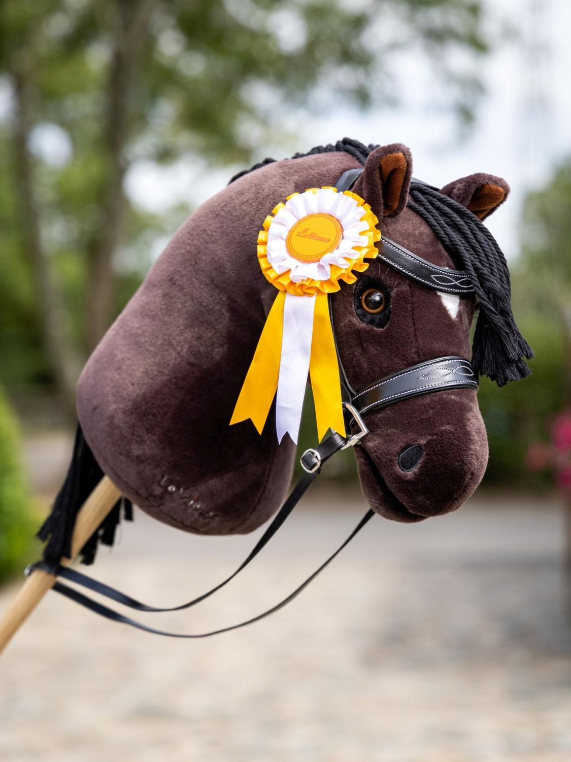 LeMieux Hobby Horse Turnierschleife Gelb – hochwertige Rosette für Erstplatzierte am LeMieux Hobby Horse Freya mit Turniertrense Competition.