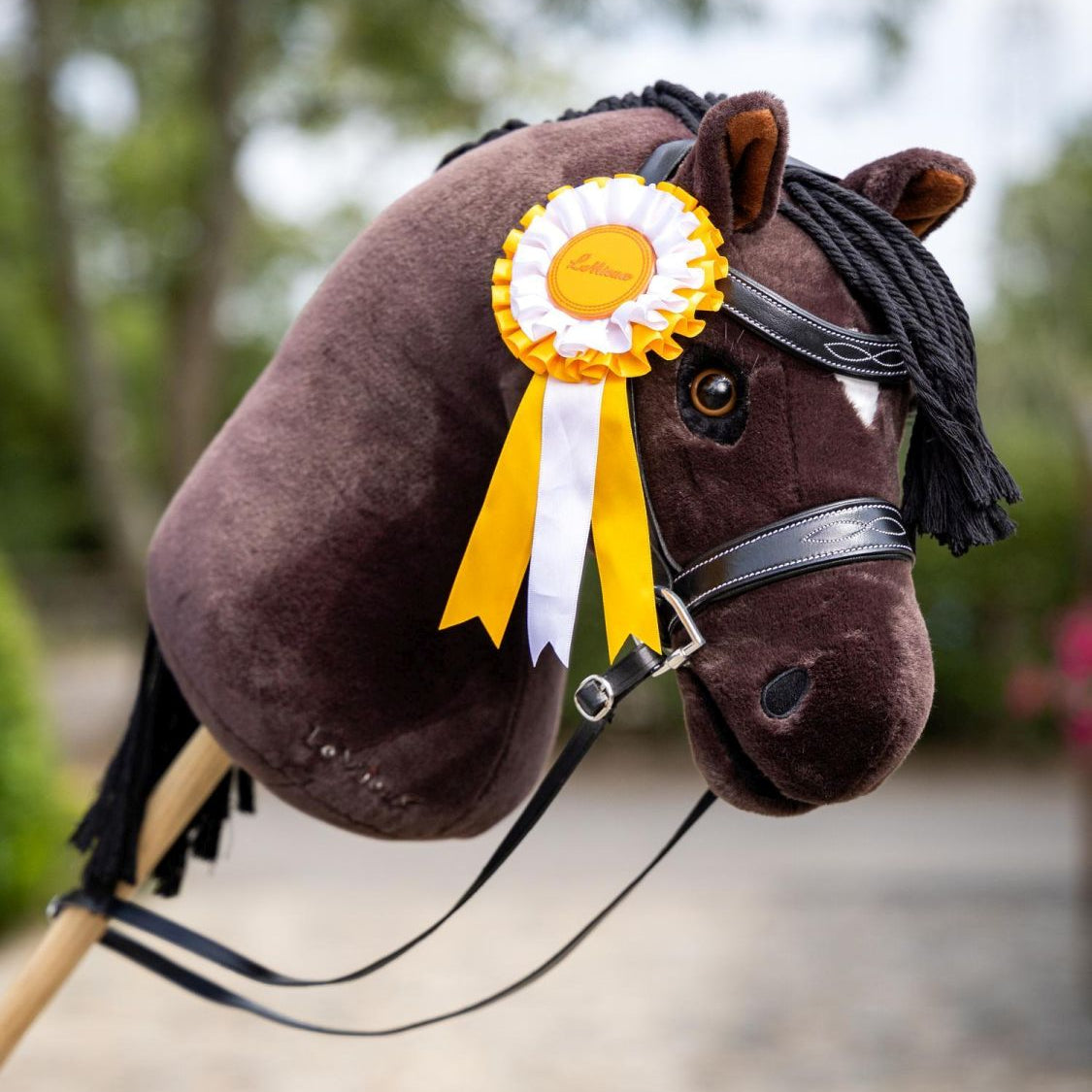LeMieux Hobby Horse Turnierschleife Gelb – hochwertige Rosette für Erstplatzierte am LeMieux Hobby Horse Freya mit Turniertrense Competition.