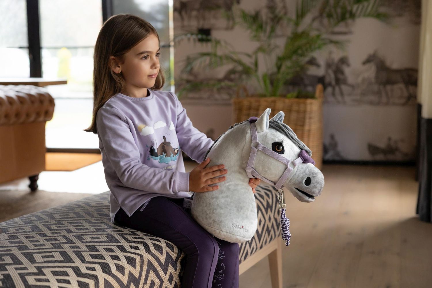 Kind mit LeMieux Hobby Horse Earl Spielen.