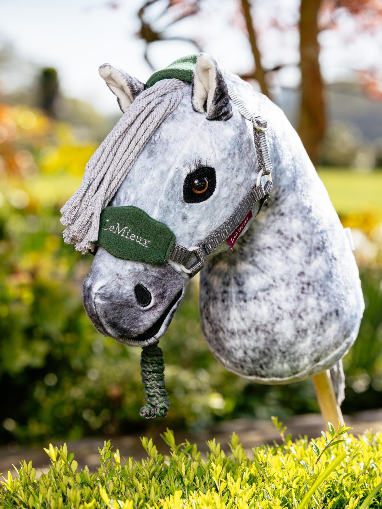 LeMieux Hobby Horse Halfter Vogue Hunter Green an Hobby Horse Sammy draußen – Mini-Halfter mit Führstrick in edlem Grünton, hochwertiges Zubehör für Hobby Horse Training.