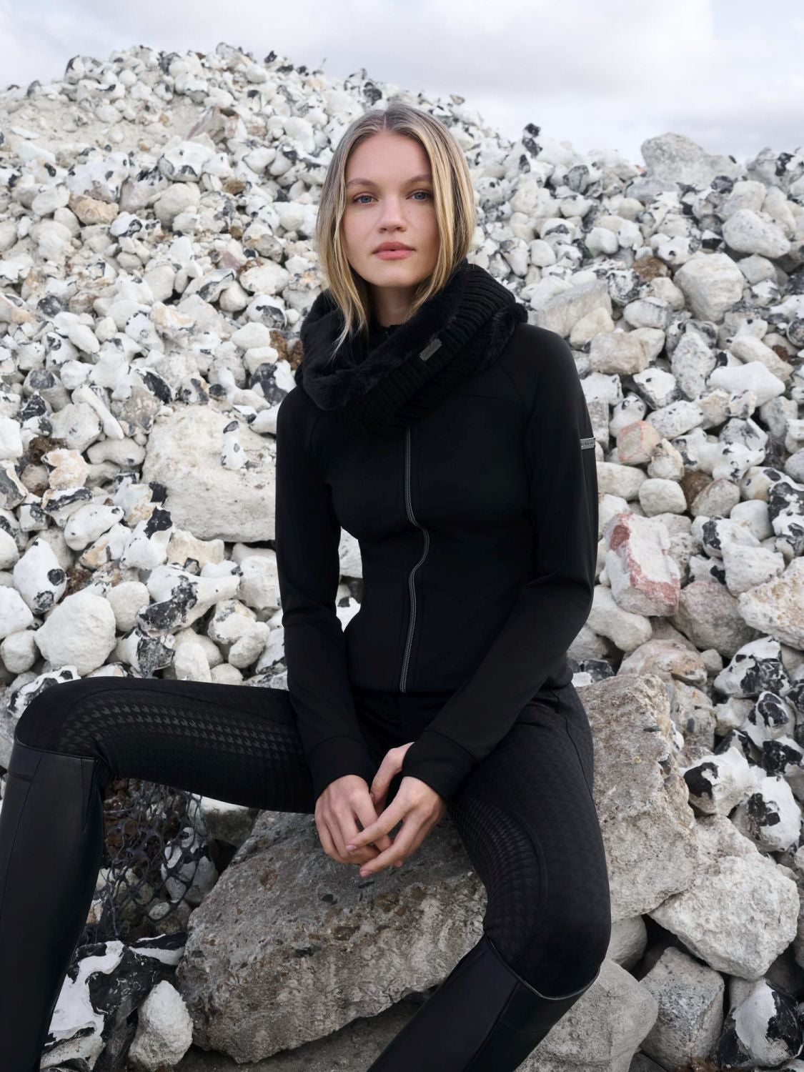 Die Aspen Trainingsjacke passt zu jedem Teil der LeMieux Aspen Kollektion und lässt sich auch mit anderen Farben vielseitig kombinieren. Dieser sportliche und mondäne Look überzeugt bis ins Detail. Die thermischen Eigenschaften sorgen für Wärme und die körpernahe, feminine Passform sorgt dafür, dass die angeraute Aspen Zip Jacke auch als oberste Schicht bzw. Top-Layer getragen werden kann. Für den perfekten Zwiebel-Look an kalten Tagen am Stall, beim Reiten oder bei sportlichen Aktivitäten im Freien.