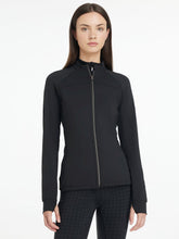 Die dezente LeMieux Jacke Aspen mit angerauter Innenseite ist ein idealer Begleiter für den Alltag im Reitsport. Die Jacke kann als Midlayer genutzt werden und mit allen Textilien der Aspen Kollektion kombiniert werden. Die Jacke passt unter jede Jacke oder Mantel.