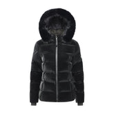 Steppjacke Aspen aus der Aspen Kollektion von Lemieux. Mit abnehmbarer Kapuze, mit schwarzem abnehmbarem Fellrand. Die schwarze Samtoptik schimmert leicht. 2-Wege-Reißverschluss mit großem Ziper. Produktfoto zeigt die Steppjacke auf schwarzem Hintergrund.