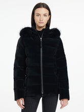 Model trägt die LeMieux Aspen Puffer Jacket Black im Studio – elegante Damen Steppjacke in Samtoptik aus der Aspen Kollektion.