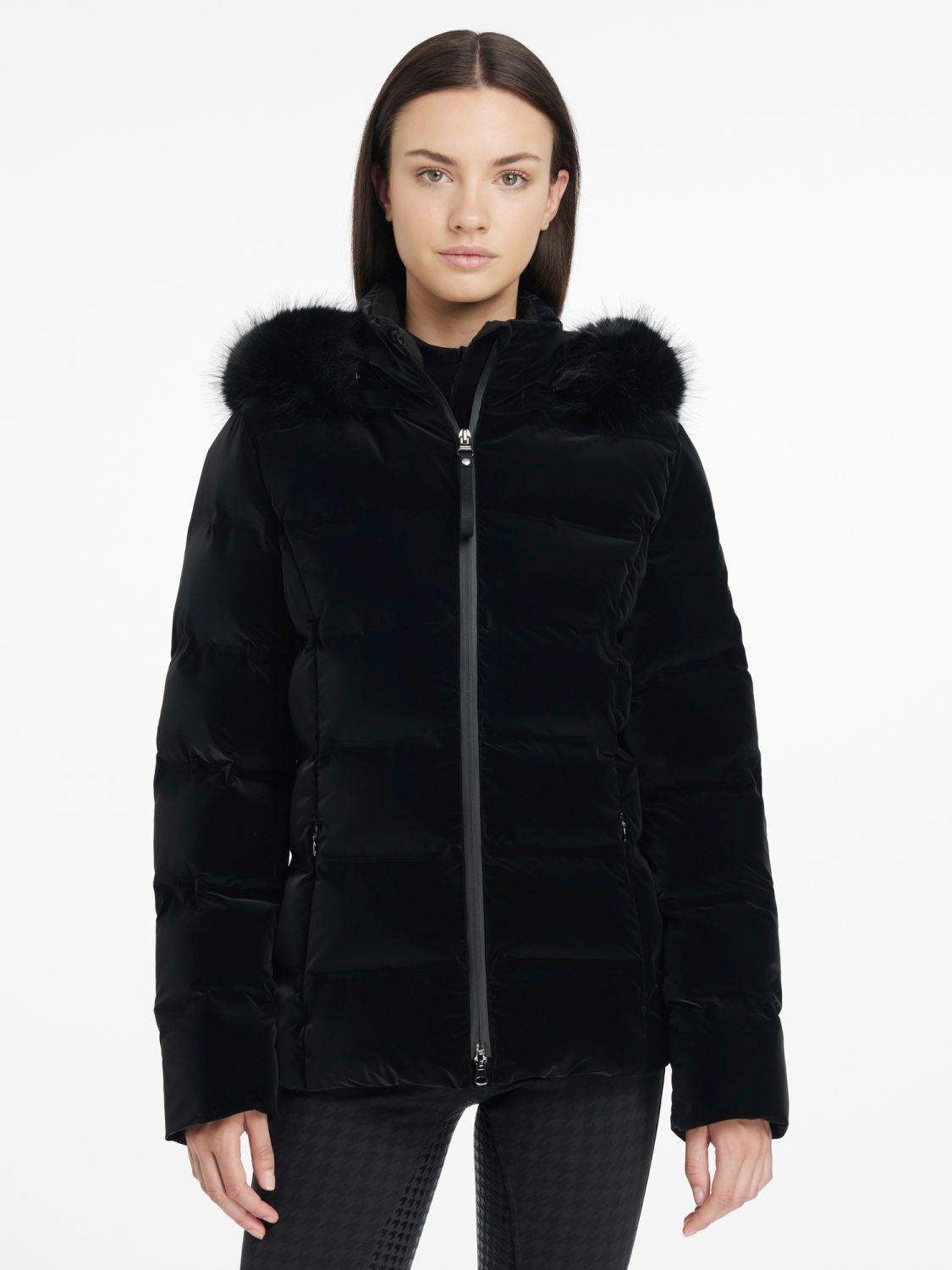 Model trägt die LeMieux Aspen Puffer Jacket Black im Studio – elegante Damen Steppjacke in Samtoptik aus der Aspen Kollektion.