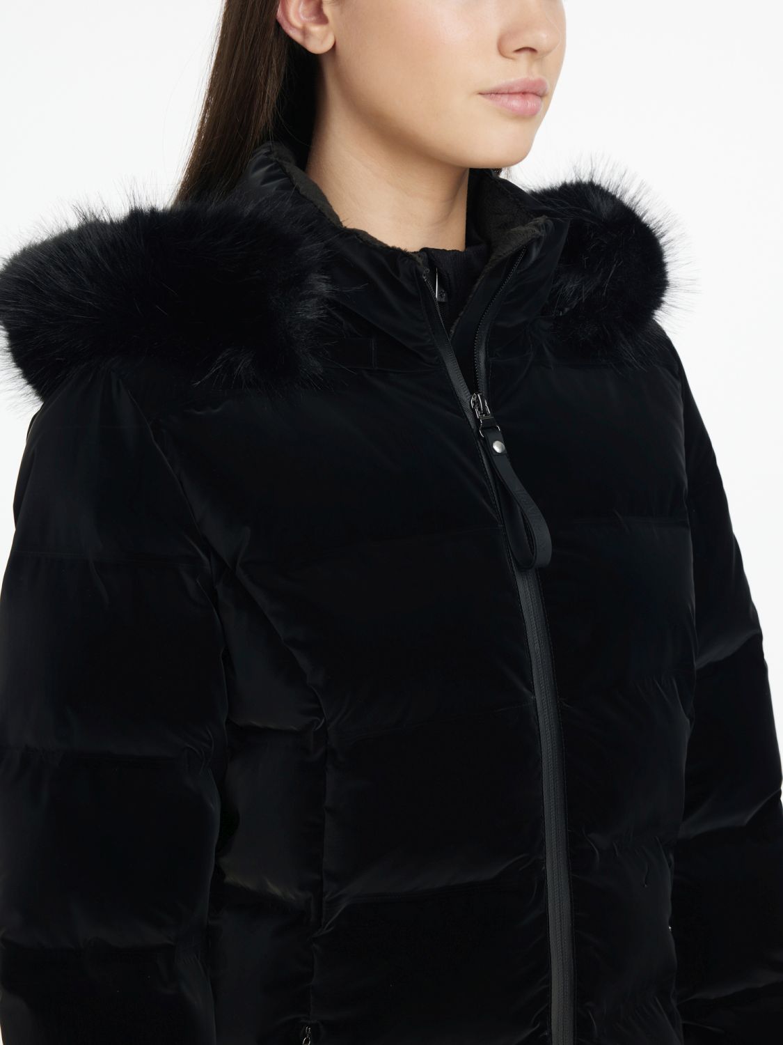 Vorderseite der LeMieux Aspen Puffer Jacket Black mit 2-Wege-Reißverschluss – funktionale Reitjacke für kalte Tage. Großer praktischer Reißverschluss Zipper. Das schwarze Kunstfell vom Kapuzenrand wirkt weich und kuschelig.