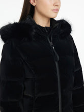 Vorderseite der LeMieux Aspen Puffer Jacket Black mit 2-Wege-Reißverschluss – funktionale Reitjacke für kalte Tage. Großer praktischer Reißverschluss Zipper. Das schwarze Kunstfell vom Kapuzenrand wirkt weich und kuschelig.