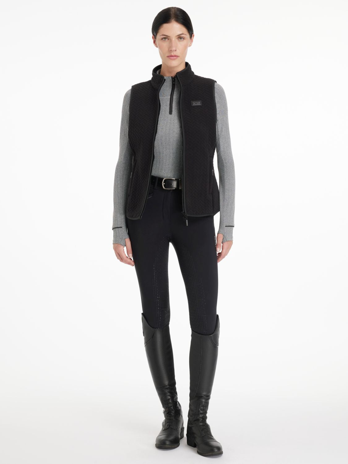 Model trägt die Aspen Fleece Weste Herringbone geöffnet über dem Aspen Base Layer.