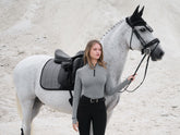 LeMieux Aspen Herringbone Kollektion in Schwarz-Weiß – Base Layer, Schabracke und Fliegenmütze im stilvollen Partnerlook.